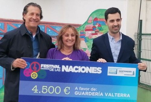 El Festival Intercultural de las Naciones cumple con su compromiso solidario y entregan a la guardería Valterra 4.500 euros
